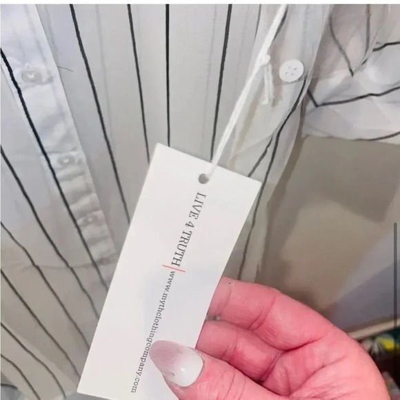 WOMENS LIVE FOR TRUTH LONG SHEER PINSTRIPE BUTTON UP SHIRT SIZE
LARGE - Picture 9 of 11